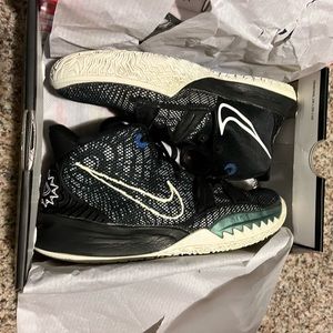 Kyrie 7 (GS) basketball shoes. Size 6.5 youth.